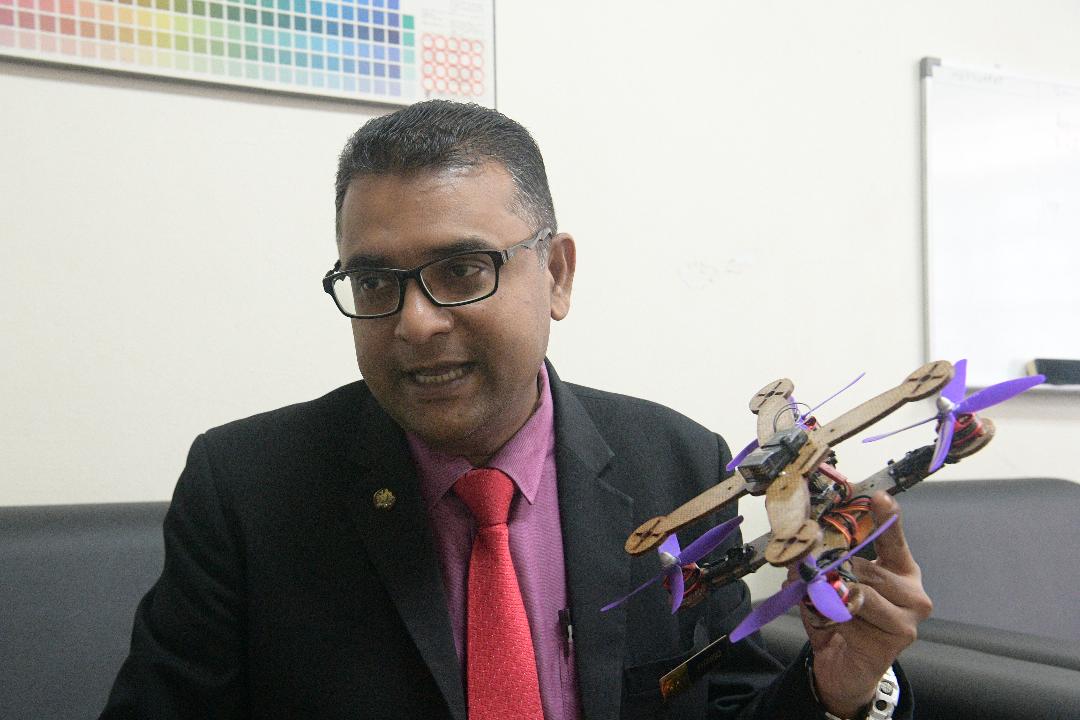 Prof. Ir. Ts. Dr. Mohamed Thariq Hameed Sultan bersama dron Putra UAV.