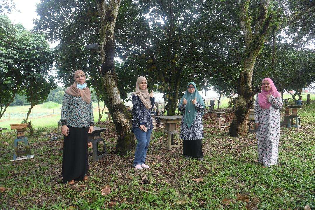 Dr. Norhasnida (dua kanan) bersama tiga pelajarnya selepas meninjau kawasan pemeliharaan dan pembiakan lebah kelulut di Ladang 10, UPM