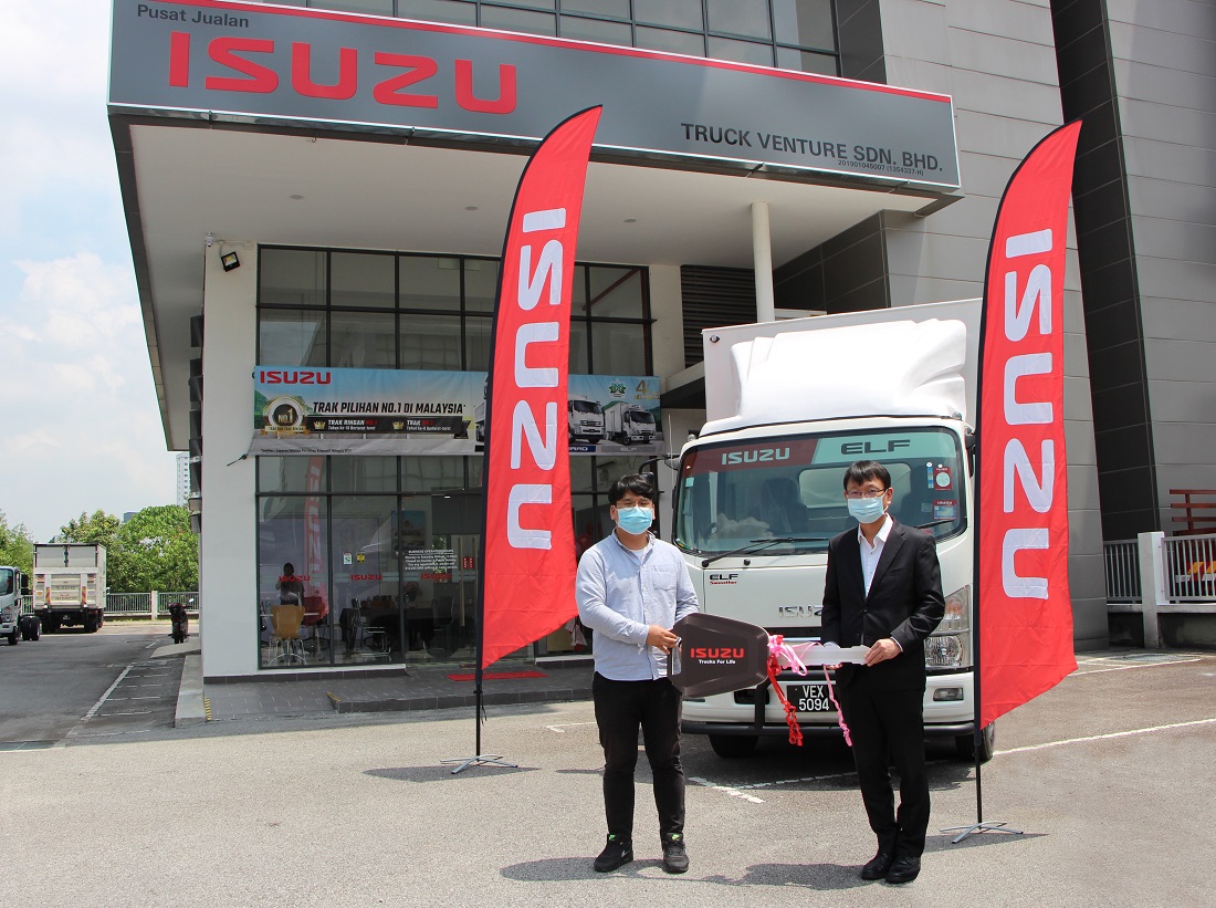 Pengurus LOM Logistics Sdn. Bhd, Lee Sanghaang dan Ketua Pegawai Eksekutif Isuzu Malaysia, Koji Nakamura