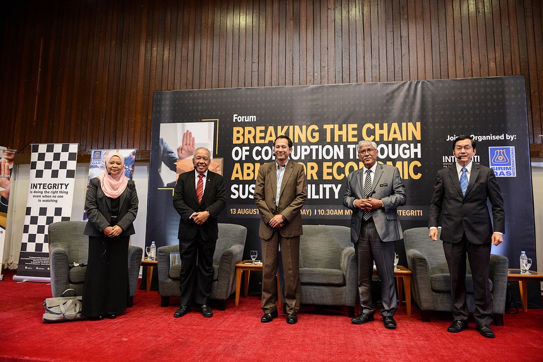 Panellists from left : Puan Nor'afiza Saim, Chief Executive Officer of the Malaysian Institute of Integrity; Tan Sri Dr. Ahmad Tajuddin Ali, Chairman of SIRIM Berhad; Encik Mohd Azanuddin Salleh, Chief Executive Officer of SIRIM QAS International Sdn. Bhd; Tan Sri Abu Kassim Mohamed, Director General of the National Centre for Governance, Integrity and Anti-Corruption and Dato' Lee Kim Meow, Managing Director of Top Glove Corporation Bhd.