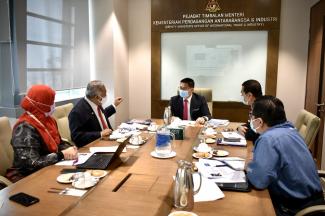 Ketua Pengarah MPC, Datuk Abdul Latif Abu Seman memberi taklimat kepada Timbalan Menteri Perdagangan Antarabangsa dan Industri, Datuk Lim Ban Hong mengenai #MyMudah dan inisiatif lain oleh agensi itu.