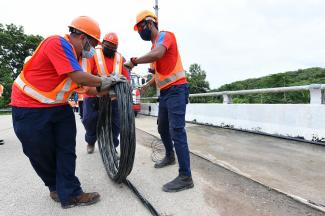 Warga kerja dari TNB Kuala Lumpur Timur dan Bangsar melakukan kerja-kerja mula tugas pencawang elektrik di Kampung Rengai di daerah Kuala Lipis, Pahang setelah dipastikan selamat untuk beroperasi berikutan banjir yang telah surut.