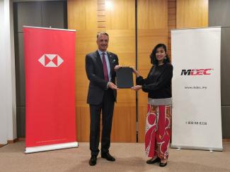 STUART MILNE (left) and Surina Shukri (right) at the signing ceremony to establish the first MoU between HSBC Malaysia and MDEC focused on accelerating the adoption of technology among SMEs, large local corporates and multinational companies in Malaysia. 