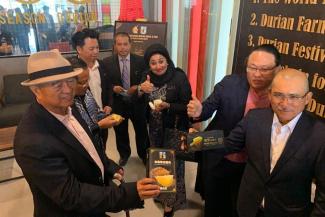  Ronald Kiandee (kanan) bersama pihak pengurusan Unicorn Four Season Durian Hotel & Café menunjukkan produk hiliran yang turut disediakan kepada pengunjung dan tetamu yang hadir.