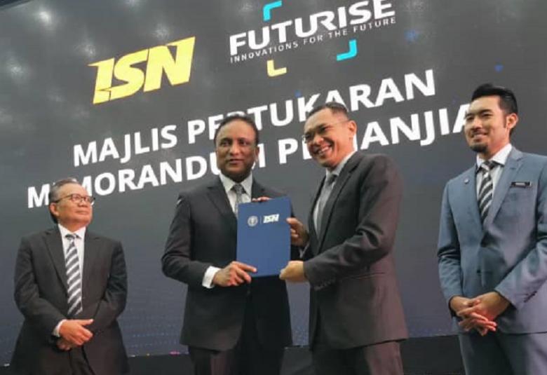 (Dari kiri) Pengerusi Institut Sukan Negara (ISN), Prof. Datuk Dr. Rahmat Mohamad; Menteri Belia & Sukan, Datuk Seri Reezal Merican Naina Merican; Ketua Pegawai Eksekutif Futurise, Mahadhir Aziz dan Ketua Pegawai Eksekutif ISN, Ahmad Faedzal Md. Ramli.