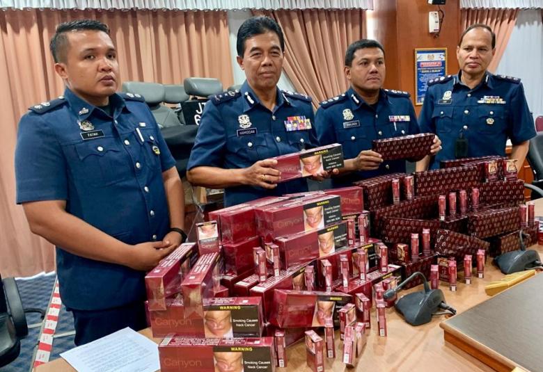 Kastam Johor menunjukkan rampasan rokok seludup