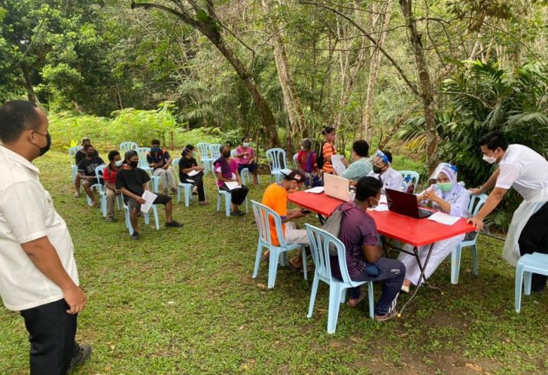 Golongan Orang Asli di Lipis yang menerima kunjungan petugas kesihatan vaksinasi bergerak untuk mendapatkan suntikan vaksin COVID-19. 