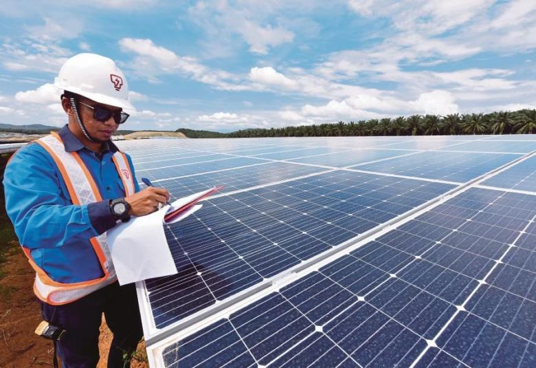 Pekerja TNB melakukan rutin memeriksa keadaan panel solar