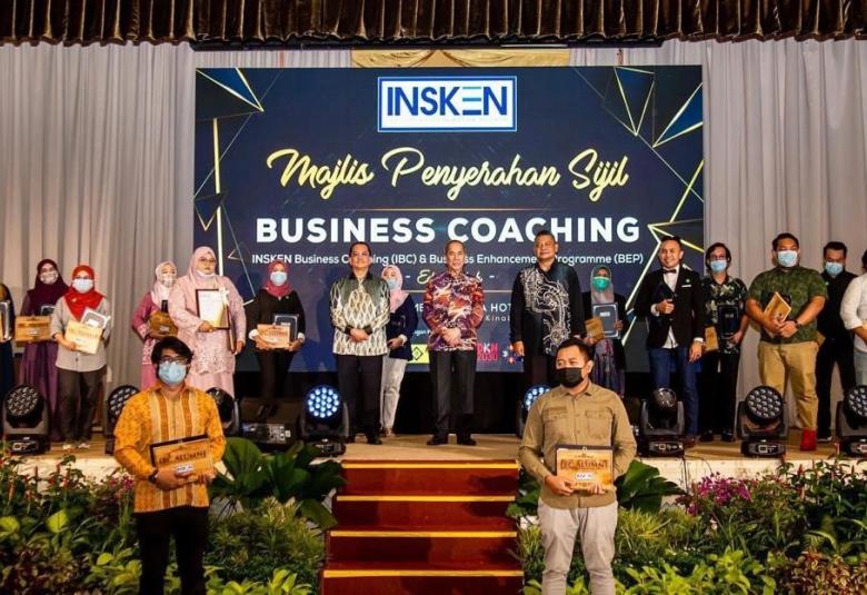 Menteri Pembangunan Usahawan dan Koperasi, Datuk Seri Dr. Wan Junaidi Tuanku Jaafar (tengah) bersama usahawan Sabah di Majlis Penyerahan Sijil Peserta Program INSKEN Business Coaching (IBC) dan Business Enhancement Program (BEP) 2020 di Kota Kinabalu hari ini.  Gambar oleh INSKEN