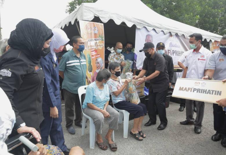  Menteri MAFI menyampaikan sumbangan MAFI Prihatin menerusi Lembaga Perindustrian Nanas Malaysia (LPNM) di Pusat Pemberian Vaksin (PPV) Kompleks Sukan Pagoh, Muar Johor hari ini.