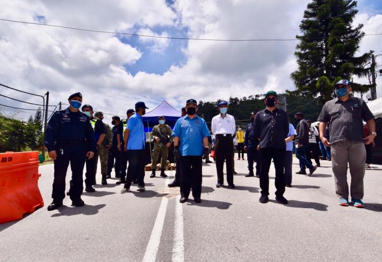 Datuk Seri Ahmad Hamzah ketika membuat tinjauan kelangsungan operasi sektor pertanian di Tanah Rata Cameron Highlands semalam.