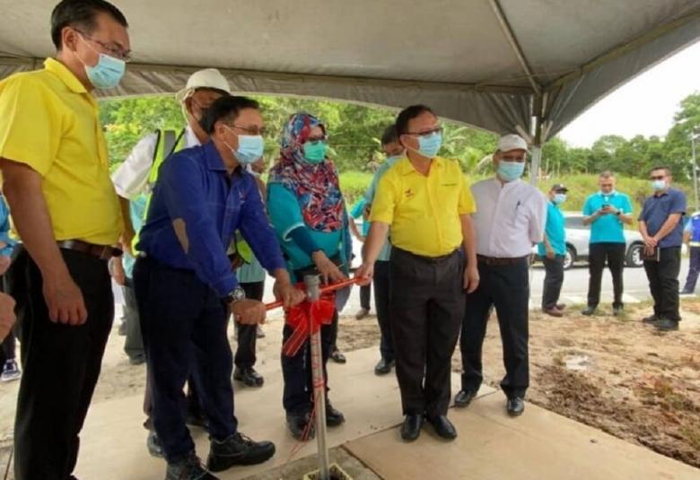  Stephen Rundi (dua dari kiri) merasmikan pembukaan injap sesalur 400mm bekalan air ke Rambungan di Jalan FAC hari ini.