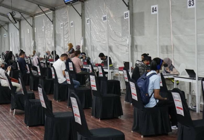 Suasana proses pemberian vaksinasi di PPV Stadium Nasional Bukit Jalil semalam.