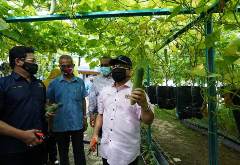  Ahmad Hamzah ketika mengadakan lawatan kerja ke Projek Pusat Pemasaran Hasil Pertanian Berteknologi Tinggi di Institut Latihan FAMA Port Dickson, Negeri Sembilan semalam.