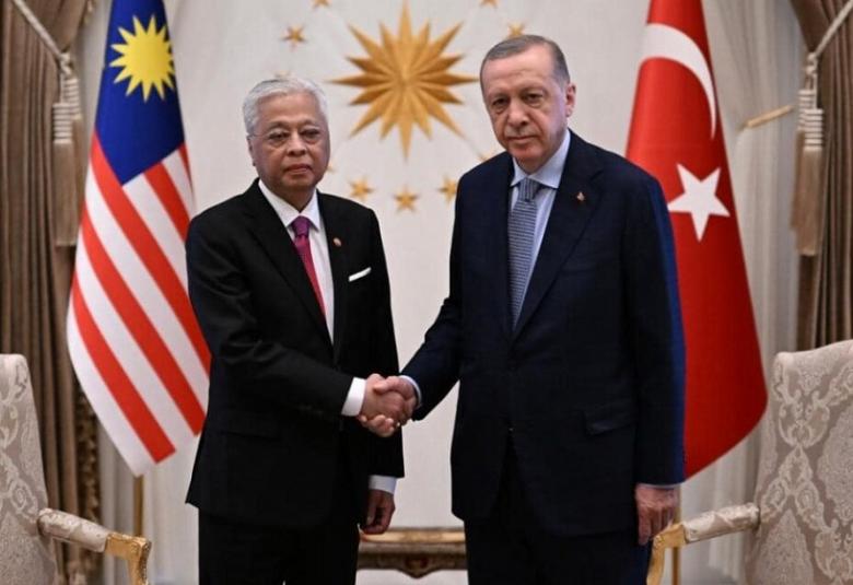 Ismail Sabri (Perdana Menteri Malaysia) berjabat tangan dengan Endorgan (Presiden Turki).