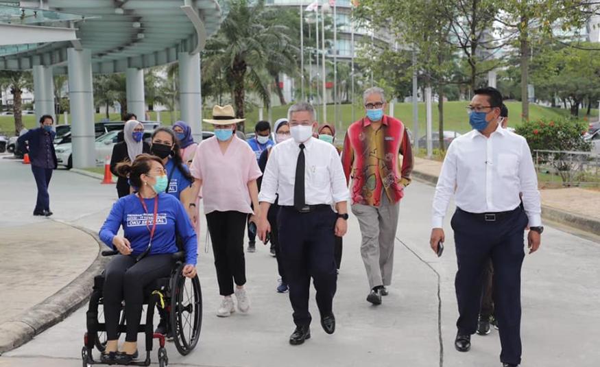 Adham Baba ketika membuat tinjauan ke PPV OKU di Ara Damansara semalam.