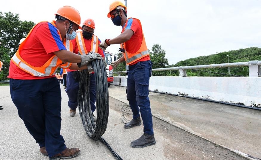 Warga kerja dari TNB Kuala Lumpur Timur dan Bangsar melakukan kerja-kerja mula tugas pencawang elektrik di Kampung Rengai di daerah Kuala Lipis, Pahang setelah dipastikan selamat untuk beroperasi berikutan banjir yang telah surut.