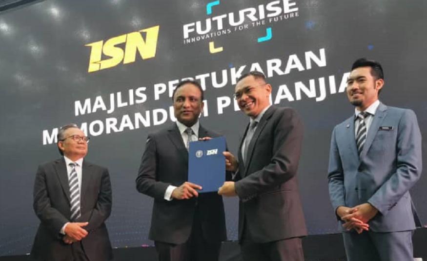 (Dari kiri) Pengerusi Institut Sukan Negara (ISN), Prof. Datuk Dr. Rahmat Mohamad; Menteri Belia & Sukan, Datuk Seri Reezal Merican Naina Merican; Ketua Pegawai Eksekutif Futurise, Mahadhir Aziz dan Ketua Pegawai Eksekutif ISN, Ahmad Faedzal Md. Ramli.