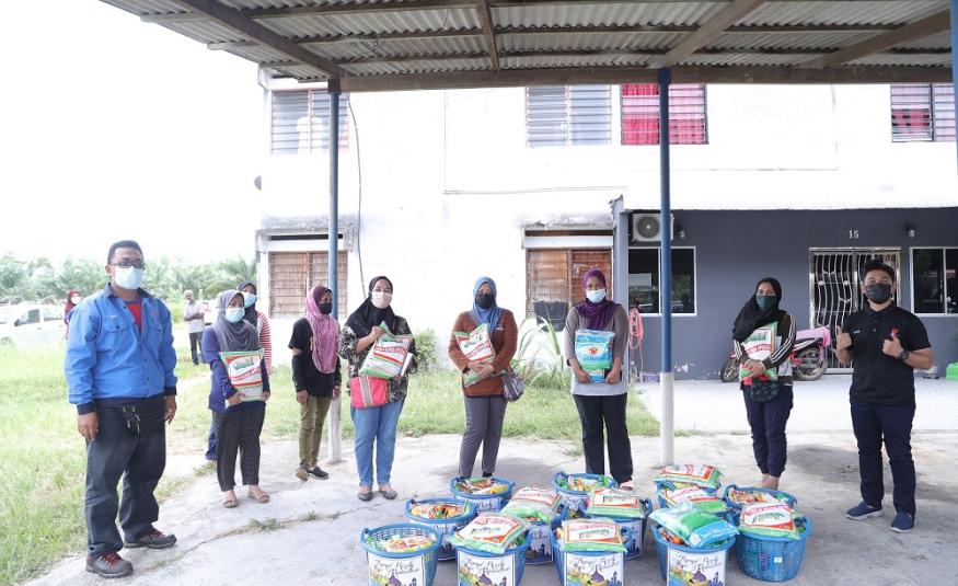 Juruteknik Bahagian Senggaraan Elektrik TNB, Mohd Jamil Ramlan (kiri) menyerahkan sumbangan Ihya' Ramadhan 1442H kepada 30 buah keluarga di Rumah Pangsa Taman Hijau, Sitiawan, Perak pada 27 April lalu.