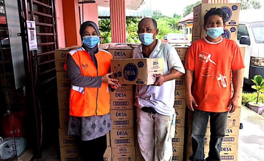 Wakil Spritzer menyerahkan sumbangan air minuman kepada mangsa banjir di Johor.