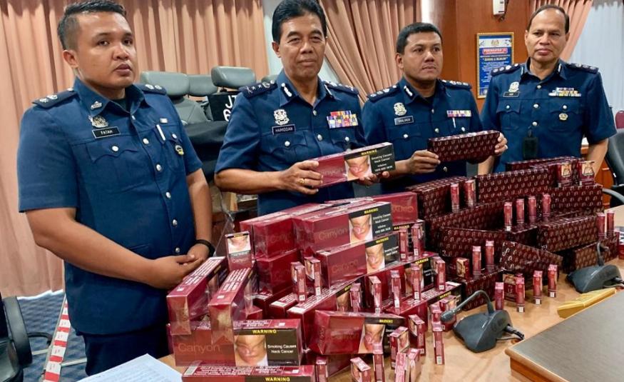 Kastam Johor menunjukkan rampasan rokok seludup