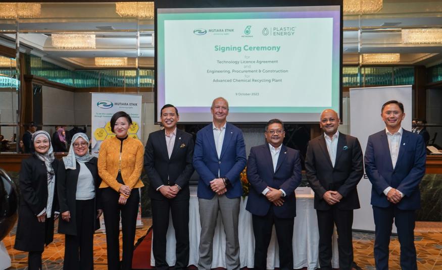 Ir. Mohd Yusri Mohamed Yusof (empat dari kiri) bersama Ketua Pegawai Eksekutif Plastic Energy, Carlos Monreal (empat dari kanan) dan Pengarah Urusan Mutiara Etnik, Datuk Surendran Menon (dua dari kanan) pada majlis menandatangani perjanjian.