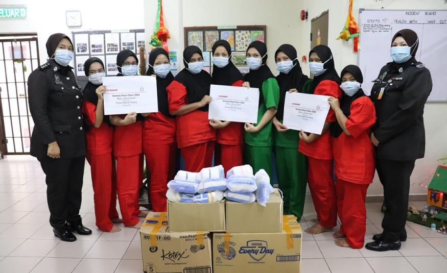 Penghuni Penjara Wanita Kajang bersama barangan sumbangan Sunway, baru-baru ini.