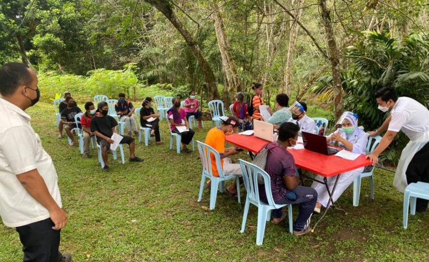 Golongan Orang Asli di Lipis yang menerima kunjungan petugas kesihatan vaksinasi bergerak untuk mendapatkan suntikan vaksin COVID-19. 