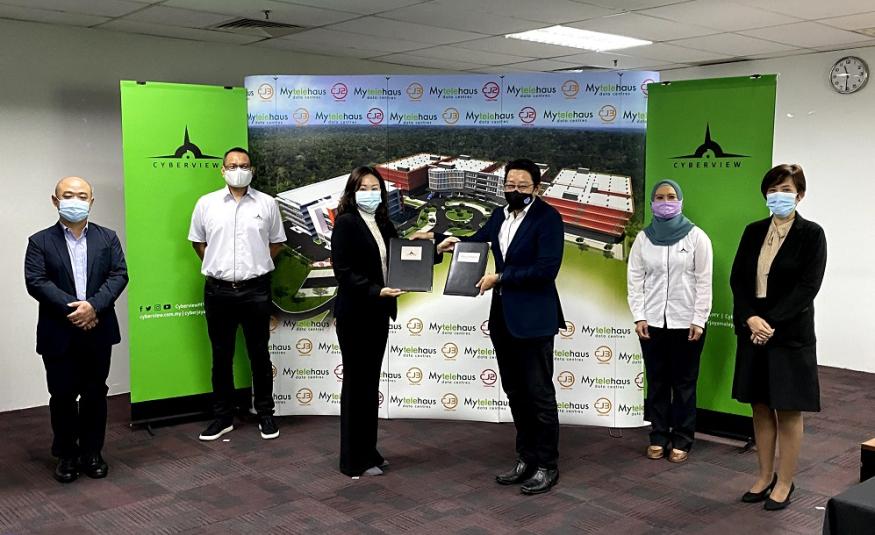 (Dari kiri) Pengarah MyTelehaus, Terry Ho; Ketua Perniagaan, Bandar dan Komunikasi Cyberview, Roni Shah Mustapha; Pengarah Urusan Cyberview, Najib Ibrahim; Pengarah CBS Land 7 Sdn. Bhd., Izatul Arini dan Pengurus MyTelehaus, Wong Kok Fong.