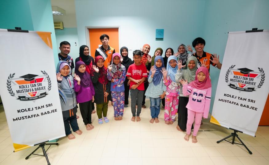 Antara pelajar sekolah rendah yang mengikuti program Putra Tuition B40 bersama tenaga pengajar yang terdiri daripada pelajar KMB UPM.