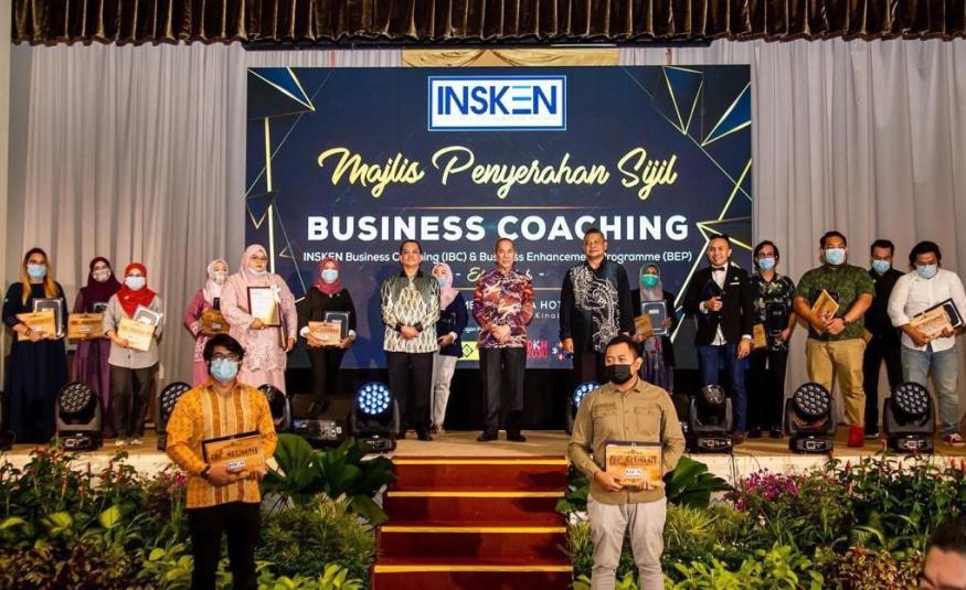 Menteri Pembangunan Usahawan dan Koperasi, Datuk Seri Dr. Wan Junaidi Tuanku Jaafar (tengah) bersama usahawan Sabah di Majlis Penyerahan Sijil Peserta Program INSKEN Business Coaching (IBC) dan Business Enhancement Program (BEP) 2020 di Kota Kinabalu hari ini.  Gambar oleh INSKEN