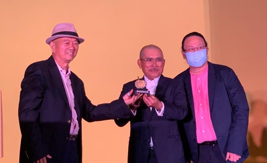  Menteri Pertanian dan Industri Makanan, Datuk Seri Dr. Ronald Kiandee (tengah) menerima penghargaan replika durian emas daripada Ketua Pegawai Eksekutif Unicorn Four Season Durian Sdn. Bhd., Bong Tse See (kanan) dan Pengasas Unicorn Four Season Durian Hotel & Café, Tan Sri Lee Kim Yew (kiri).