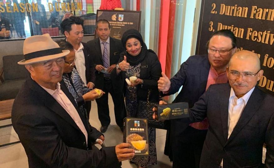  Ronald Kiandee (kanan) bersama pihak pengurusan Unicorn Four Season Durian Hotel & Café menunjukkan produk hiliran yang turut disediakan kepada pengunjung dan tetamu yang hadir.