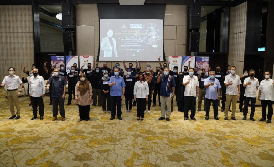  Menteri Pembangunan Usahawan dan Koperasi, Datuk Seri Wan Junaidi Tuanku Jaafar bersama panelis dan peserta program Sesi Interaktif Peserta dan Alumni INSKEN yang diadakan di Melaka pada 21 Mac 2021.