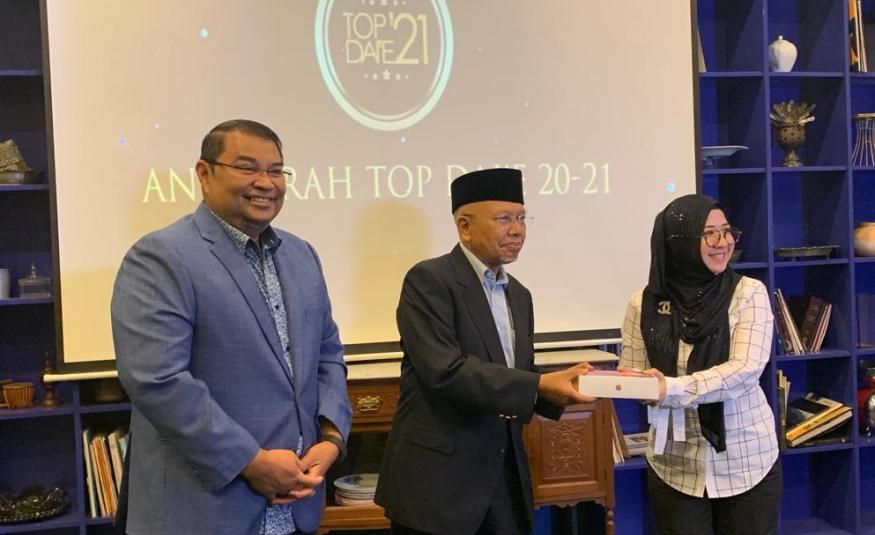 (Dari kiri) Ariffin Sabirin bersama Datuk Ahmad Tajudin (tengah) menyampaikan hadiah kepada salah seorang daie di majlis makan tengah hari di ibu kota hari ini.