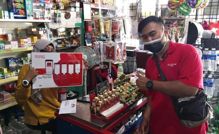 Melalui sistem e-dompet, FGV memudahkan pekerja ladang migran mengawal dan mengurus kewangan dengan lebih efisien