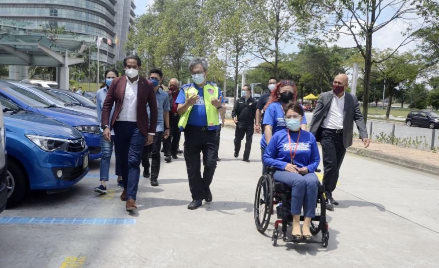 Khairy Jamaluddin ketika membuat tinjauan persiapan PPV pandu lalu pertama bagi golongan OKU semalam.