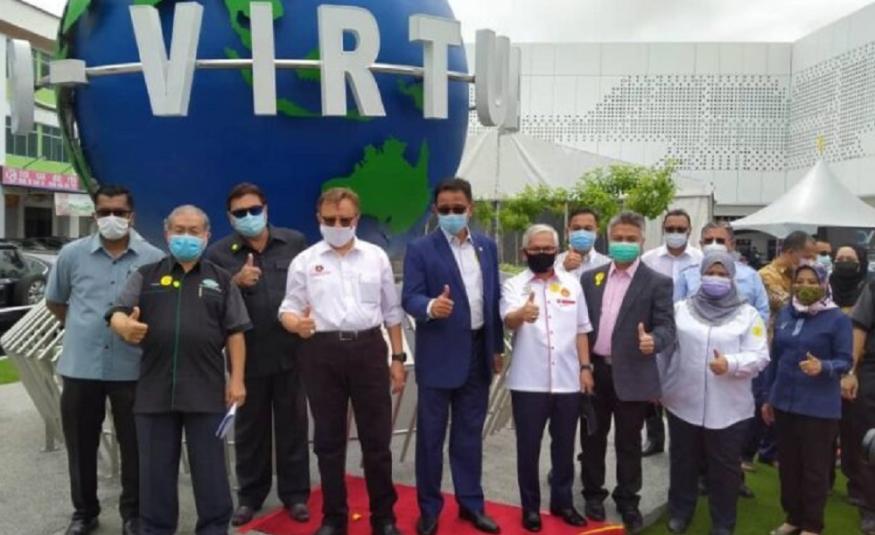  Abang Johari (empat dari kiri) merakamkan gambar kenangan di 'rotating globe' yang pertama dibina di Malaysia iaitu di Taman D-Virtual.