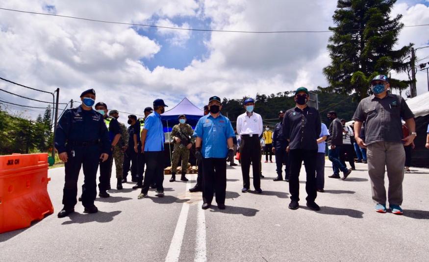 Datuk Seri Ahmad Hamzah ketika membuat tinjauan kelangsungan operasi sektor pertanian di Tanah Rata Cameron Highlands semalam.