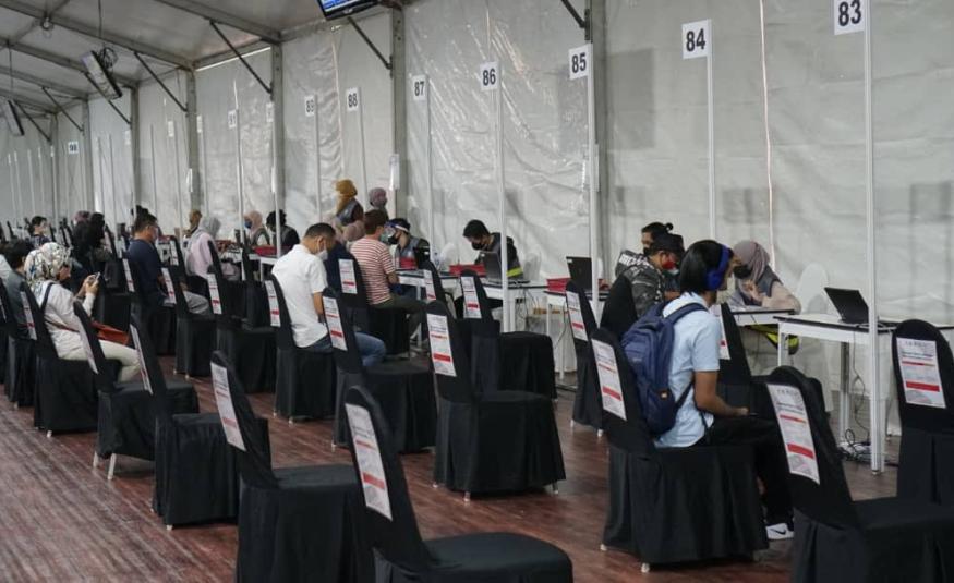 Suasana proses pemberian vaksinasi di PPV Stadium Nasional Bukit Jalil semalam.