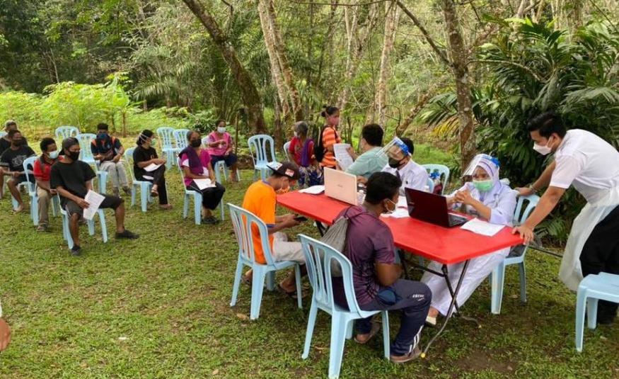 Golongan Orang Asli di Lipis menerima kunjungan petugas kesihatan vaksinasi bergerak untuk mendapatkan suntikan vaksin COVID-19. 